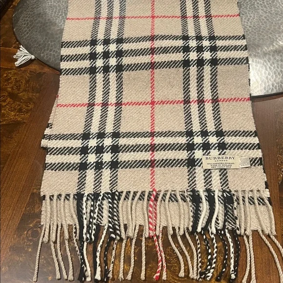 Burberry cashmere wool blend scarf. - Picture 2 of 5
